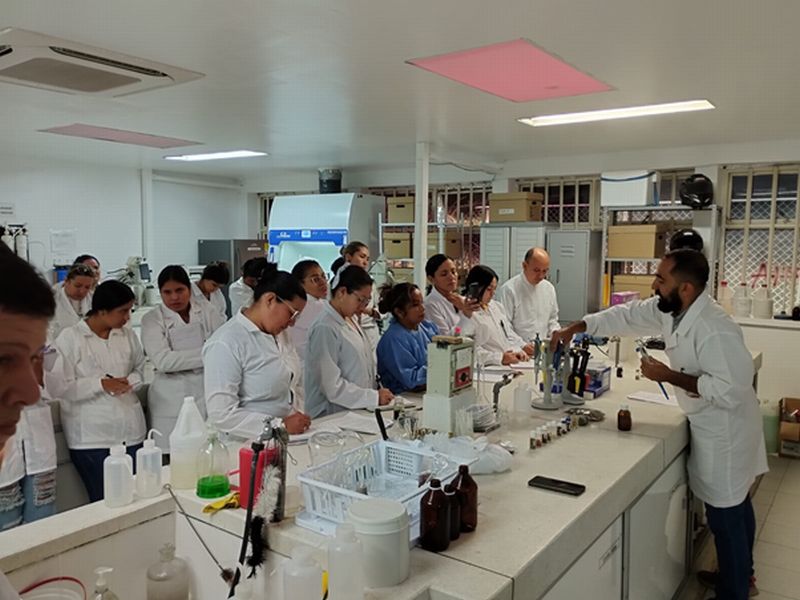Estudiantes de Regencia de Farmacia de FUNDES visitan al Grupo de InvestigaciÃ³n en Productos Naturales (GIPRONUT) de la Universidad del Tolima para explorar el tamizaje fitoquÃ­mico y la elaboraciÃ³n de cosmÃ©ticos naturales