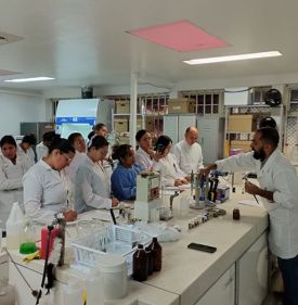 ESTUDIANTES DE REGENCIA DE FARMACIA DE FUNDES VISITAN AL GRUPO DE INVESTIGACIÓN EN  (GIPRONUT)
